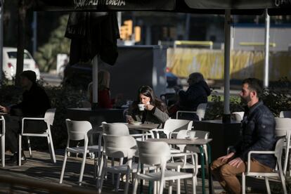 Terrassa d'una cafeteria del passeig de Sant Joan, a Barcelona.