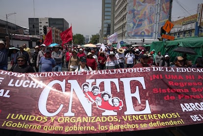 Integrantes de la Coordinadora Nacional de Trabajadores de la Educación realizaron una marcha en Ciudad de México, el 21 de marzo 2025.