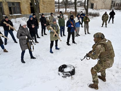 Un instructor militar entrena a civiles en una fábrica abandonada de Kiev, el 30 de enero.