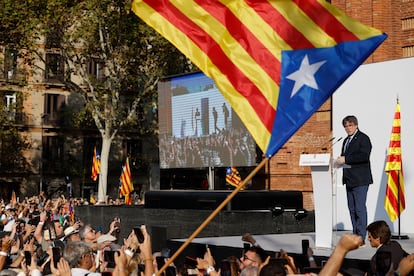 El expresidente catalán Carles Puigdemont interviene en el acto de bienvenida, aclamado por cientos de independentistas congregados en el paseo Lluís Companys de Barcelona.