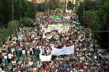 Vista general de la manifestación que ayer recorrió las calles de Murcia en demanda de un Segura limpio.