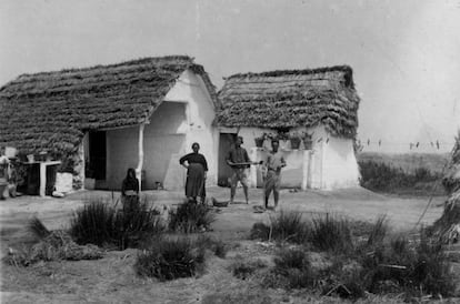 Labradores de La Cava (Tarragona) observan a Gil Collado mientras este les hace una foto, hacia 1925.