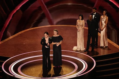 Molly O'Brien y Lisa Remington dan un discurso tras ganar el Oscar al mejor cortometraje documental por 'The Only Girl in the Orchestra', este domingo en el teatro Dolby de Los Ángeles.
