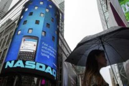 Una mujer pasa junto al Nasdaq MarketSite en Times Square, Nueva York.