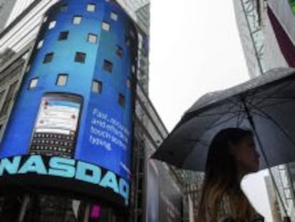 Una mujer pasa junto al Nasdaq MarketSite en Times Square, Nueva York.