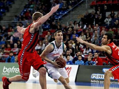 Iversdon y San Emeterio tratan de impedir la entrada del jugador del Sevilla Radicevic.