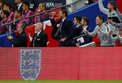 Gareth Southgate celebra en la banda el gol conseguido por Marcus Rashford.