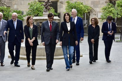 El presidente de la Generalitat, Salvador Illa, y la ministra de Ciencia, Diana Morant, acompañados de los rectores y consejeros durante la firma del convenio a mediados de octubre.