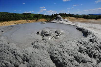 Ubicado en la curvatura sudoriental de los Cárpatos, el territorio montañoso y accidentado de Buzău Land es el octavo geoparque mundial nombrado por la Organización de las Naciones Unidas para la Educación, la Ciencia y la Cultura (Unesco), reconocimiento que suele ir aparejado con un aumento del turismo en la zona. <br></br> “Varias placas tectónicas colisionaron en la región, creando una cadena montañosa de pliegues y cabalgamientos muy compleja que posteriormente fue erosionada por la acción de los glaciares. El geoparque, una de las zonas más activas de Europa desde el punto de vista geodinámico, presenta 40 millones de años de historia geológica. A lo largo de este periodo, sus movimientos tectónicos empujaron las montañas y transformaron un entorno marino profundo en uno terrestre”. En este territorio de 1.036 kilómetros cuadrados se han conservado muy bien fósiles de especies marinas, vegetación terrestre, mamíferos y aves que datan de la última glaciación. Muchos fósiles de escarabajos, arañas, crustáceos, reptiles y otras especies se conservan en ámbar. Aquí también se encuentran las llamas eternas, los volcanes de lodo o algunas de las cuevas de sal más largas y profundas del mundo. Esta rica geodiversidad ha influido en un patrimonio cultural único, con leyendas locales en las que los volcanes de lodo se convierten en dragones, las calderas de lodo son trampas hechas por gigantes para atrapar al ganado y el futuro puede predecirse mirando a través de un lente de ámbar. Más información: buzauland.org<br></br> En la imagen, uno de los volcanes de lodo en la zona rumana de Buzău Land.