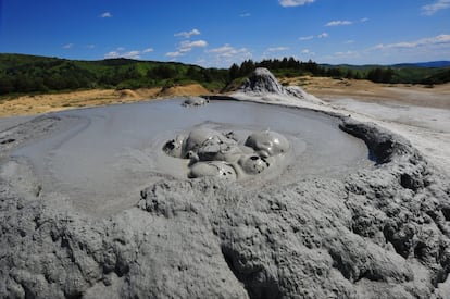 Ubicado en la curvatura sudoriental de los Cárpatos, el territorio montañoso y accidentado de Buzău Land es el octavo geoparque mundial nombrado por la Organización de las Naciones Unidas para la Educación, la Ciencia y la Cultura (Unesco), reconocimiento que suele ir aparejado con un aumento del turismo en la zona. <br></br> “Varias placas tectónicas colisionaron en la región, creando una cadena montañosa de pliegues y cabalgamientos muy compleja que posteriormente fue erosionada por la acción de los glaciares. El geoparque, una de las zonas más activas de Europa desde el punto de vista geodinámico, presenta 40 millones de años de historia geológica. A lo largo de este periodo, sus movimientos tectónicos empujaron las montañas y transformaron un entorno marino profundo en uno terrestre”. En este territorio de 1.036 kilómetros cuadrados se han conservado muy bien fósiles de especies marinas, vegetación terrestre, mamíferos y aves que datan de la última glaciación. Muchos fósiles de escarabajos, arañas, crustáceos, reptiles y otras especies se conservan en ámbar. Aquí también se encuentran las llamas eternas, los volcanes de lodo o algunas de las cuevas de sal más largas y profundas del mundo. Esta rica geodiversidad ha influido en un patrimonio cultural único, con leyendas locales en las que los volcanes de lodo se convierten en dragones, las calderas de lodo son trampas hechas por gigantes para atrapar al ganado y el futuro puede predecirse mirando a través de un lente de ámbar. Más información: <a href="https://buzauland.org/about-buzau-land/" target="_blank">buzauland.org</a><br></br> En la imagen, uno de los volcanes de lodo en la zona rumana de Buzău Land.