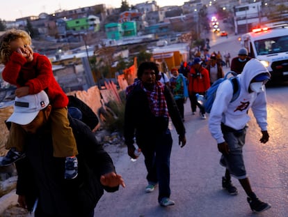 Un grupo de migrantes camina en dirección al cruce fronterizo entre Ciudad Juárez y El Paso, el 11 de diciembre de 2022.