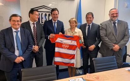 Representantes de la Cámara de Comercio de Granada en la sede de la ONU de Nueva York con la camiseta del equipo nazarí.