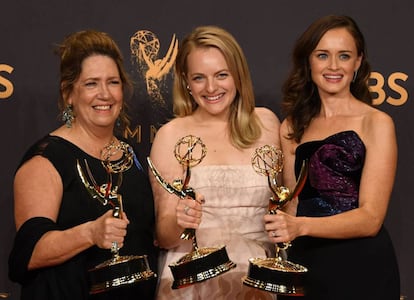 Ann Dowd, Elisabeth Moss e Alexis Blede da série "The Handmaid's Tale".