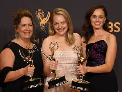 Ann Dowd, Elisabeth Moss e Alexis Blede da série "The Handmaid's Tale".