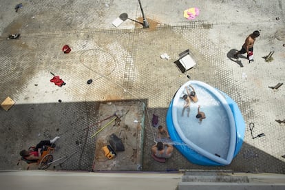 Uns nens es banyen en una piscina inflable col·locada al barri de les Tres Mil Viviendas de Sevilla, l'1 d'agost, primer dia d'onada de calor de l'estiu del 2018.