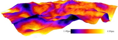 Imagen en 3D de una capa uniforme de tóner sobre el papel (no mostrado) donde los picos (azul) acumulan menos tinta que los valles (amarillo).