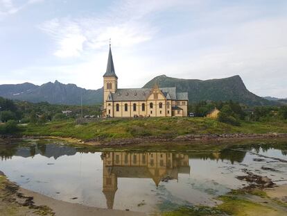 La iglesia de Vågan en Kabelvåg, uno de los escenarios habituales del Festival de Lofoten, antes del concierto del martes por la tarde.