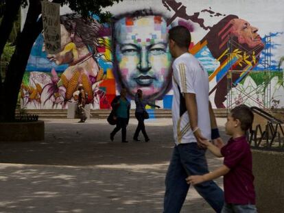 Un mural en tributo al fallecido presidente venezolano Hugo Chávez en una calle de Caracas.