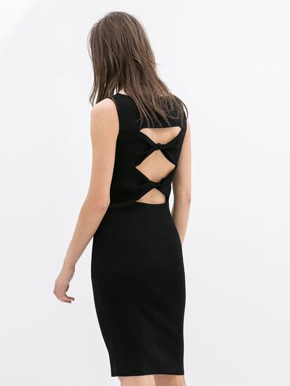 Vestido negro con varios nudos en la espalda. Es de Zara (39,95 euros).