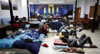 Familias acogidas en la parroquia de San Carlos Borromeo por la saturación de los centros sociales.