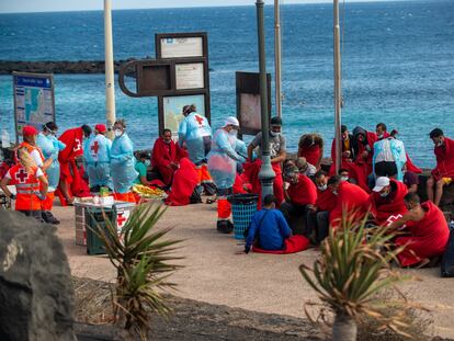 Un grupo de inmigrantes descansa tras llegar por sus propios medios a la playa de El Jablillo de Lanzarote, este martes.