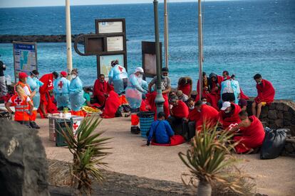Un grupo de inmigrantes descansa tras llegar por sus propios medios a la playa de El Jablillo de Lanzarote, este martes.