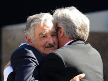 Mujica abraça Tabaré Vázquez.