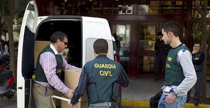 Tres agentes se incautan de documentación durante una actuación del caso de los ERE.