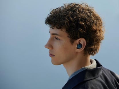 Chico utilizando los Sony WF-C710N