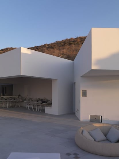 Los arquitectos Camilo Rebelo y Susana Martins aprovecharon las aristas de la vivienda para ubicar entradas, ventanas y rincones con los que defenderse del sol y aumentar la ventilación.