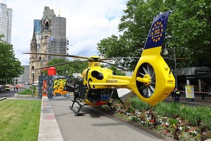 Un helicóptero sanitario desplazado a la calle Tauentzien, escenario del atropello múltiple este miércoles en el centro de Berlín. 