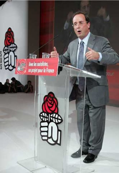 El primer secretario de los socialistas franceses, François Hollande, durante el discurso de clausura del congreso del partido celebrado en Le Mans.