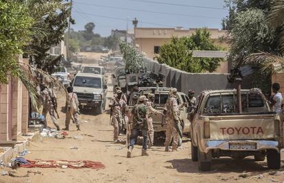 Brigadas leales al gobierno de unidad lanzan una ofensiva sobre el aeropuerto de Tripoli (Libia). 