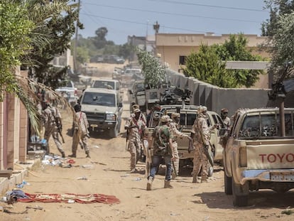 Brigadas leales al gobierno de unidad lanzan una ofensiva sobre el aeropuerto de Tripoli (Libia).