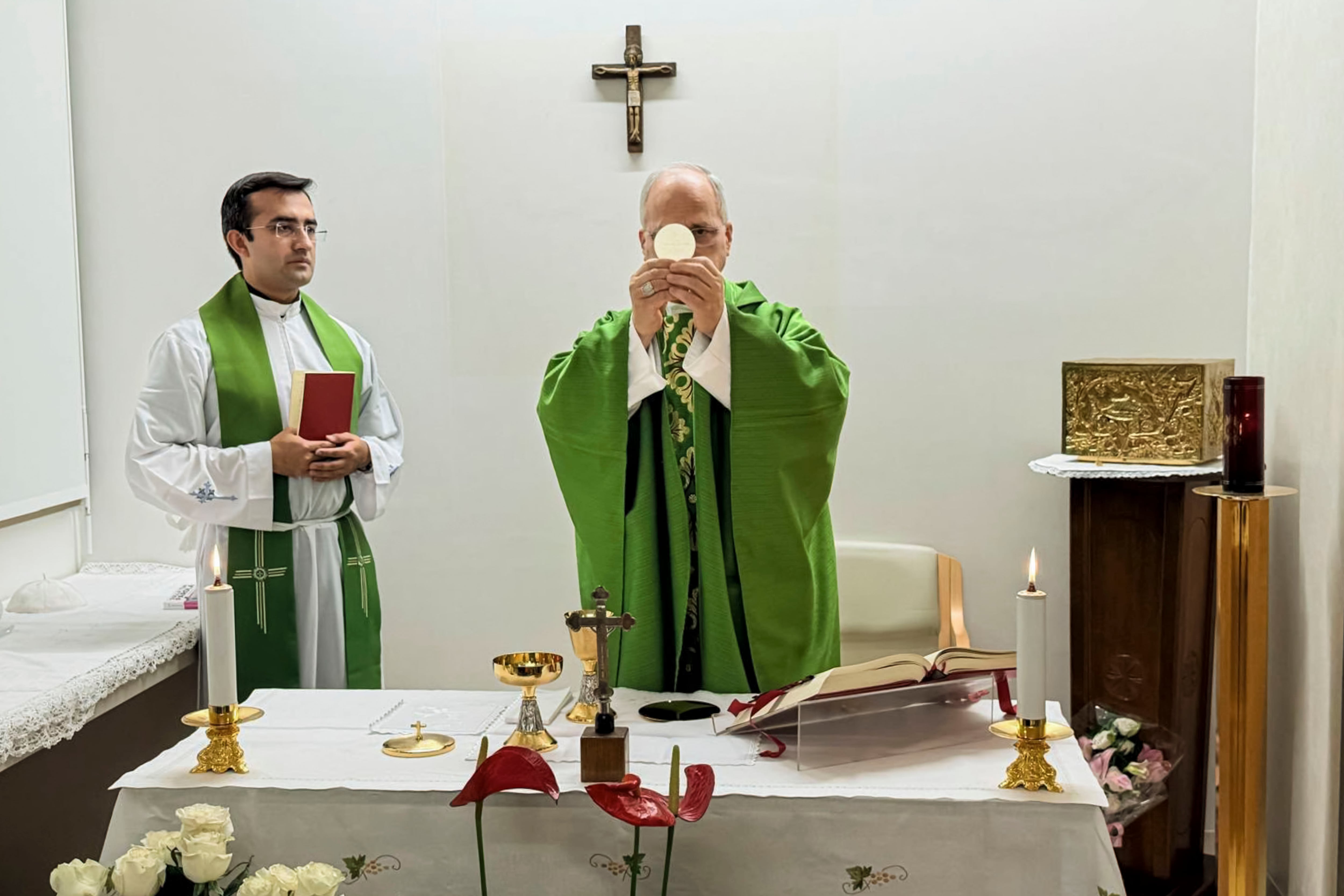 El Vaticano difunde las primeras imágenes del Papa tras su operación y confirma una “mejoría constante”