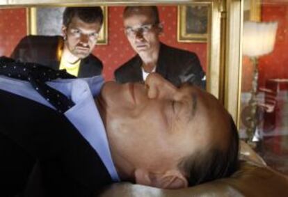 El Berlusconi de cera visto de cerca. Por detrás, los artistas Garullo y Ottoce