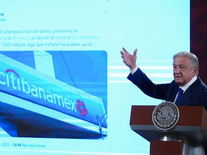 Andrés Manuel López Obrador habla sobre Banamex durante su conferencia matutina de este martes.