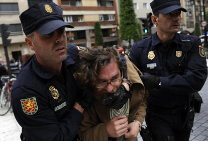 Las seis personas que se habían quedado a dormir montaron barricadas por dentro con maderas y la Policía utilizó "arietes" para quitar las barricadas hasta llegar al último piso donde se resistían los okupas "de manera pacifica", según relató uno de ellos, Illán Vigil, en declaraciones a Europa Press. En la imagen, un activista es desalojado.