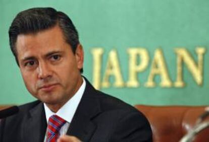 El presidente mexicano Enrique Pena Nieto habla durante una conferencia de prensa este, miércoles 10 de abril de 2013, en el Club Nacional Japonés de Prensa en Tokio (Japón). El presidente deja Japón este 10 de abril al concluir una visita de cuatro días.