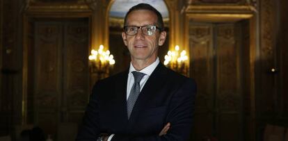 Christian Hyldahl posa tras la entrevista en uno de los salones de Casa América en Madrid. 
