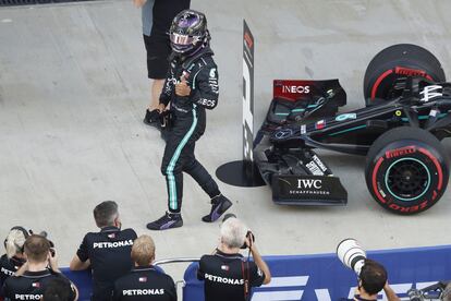 Lewis Hamilton, tras lograr la pole position en el circuito de Sochi.