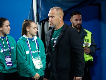 Juan Antonio García, conocido como 'Randri', entrenador del Alhama, en un partido de la Copa de la Reina en mayo.