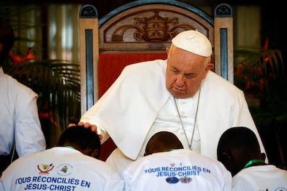 El papa Francisco bendice en la Misa Santa a víctimas de los conflictos internos del este del Congo.