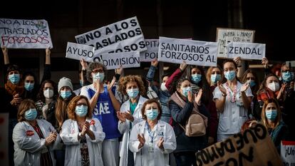 11 December 2020, Spain, Madrid: Healthcare workers hold placards as they take part in a protest against the forced transfer to the pandemic hospital Isabel Zendal. Photo: -/DAX via ZUMA Wire/dpa
11/12/2020 ONLY FOR USE IN SPAIN