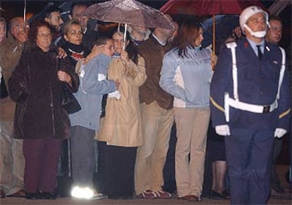 Familiares de las víctimas esperan la llegada de los féretros a la base militar de Torrejón de Ardoz.