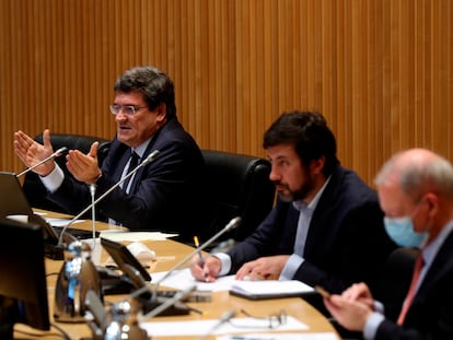 Escrivá, a la izquierda, durante la comparecencia en el Congreso el miércoles.