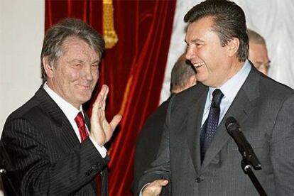 El opositor Víktor Yúshenko (izquierda) y el primer ministro, Víktor Yanukóvich, tras reunirse ayer en Kiev.