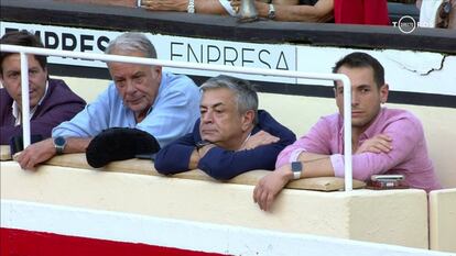 De izquierda a derecha, Antonio Barrera, representante de Bailleres en España, Oscar, Pablo y Manolo Chopera, en la plaza de Bilbao.