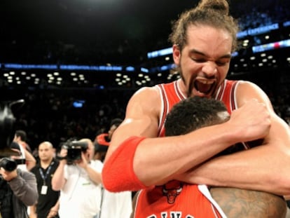 Joakim Noah y Nate Robinson celebran la victoria contra los Nets.