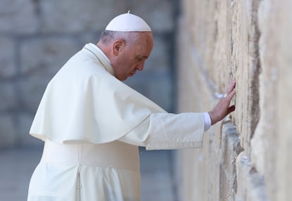 El papa Francisco, ante el Muro de las Lamentaciones (Jerusalén), el 26 de mayo de 2014.